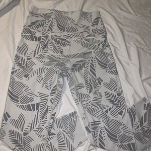 Aerie AE XL white leggings.